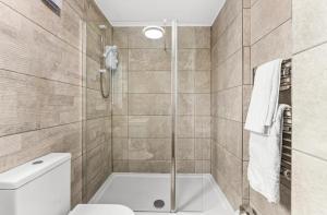 Prestige Stays Cardiff Spacious 2-Bedroom Duplex Apartment near Heath Hospital & Cardiff University Wi-Fi & Lockbox Check-In