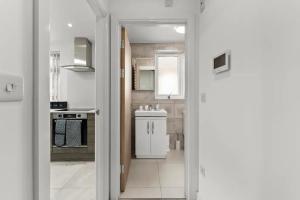 Prestige Stays Cardiff Spacious 2-Bedroom Duplex Apartment near Heath Hospital & Cardiff University Wi-Fi & Lockbox Check-In