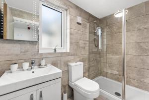 Prestige Stays Cardiff Spacious 2-Bedroom Duplex Apartment near Heath Hospital & Cardiff University Wi-Fi & Lockbox Check-In