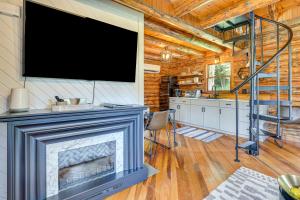 Peaceful Creekside North Studio with Fire Pit