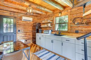 Peaceful Creekside North Studio with Fire Pit