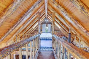 Peaceful Creekside North Studio with Fire Pit