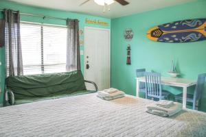 Pool with Canal views Minutes 2 beach BBQ Pit