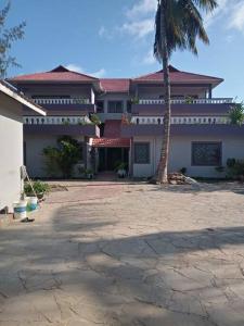 Carel Holiday Homes - Stylish 2 Bedroom with Pool