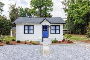 The Peacock - Artsy East Hill Getaway