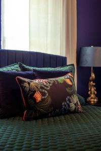 The Peacock - Artsy East Hill Getaway