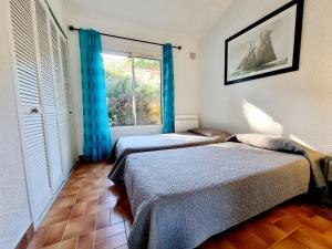 Le Lavandou Pramousquier location uniquement du samedi au samedi en juillet août et septembre Villa Entière Plage Accès Direct et Piscine Collective ouverte du 1er mai au 30 septembre Clim Wifi