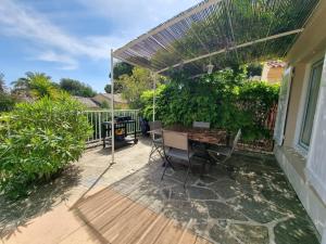 Le Lavandou Pramousquier location uniquement du samedi au samedi en juillet août et septembre Villa Entière Plage Accès Direct et Piscine Collective ouverte du 1er mai au 30 septembre Clim Wifi