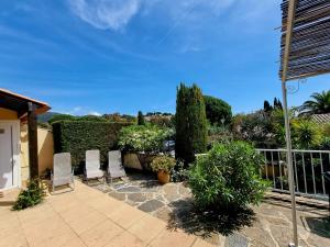 Le Lavandou Pramousquier location uniquement du samedi au samedi en juillet août et septembre Villa Entière Plage Accès Direct et Piscine Collective ouverte du 1er mai au 30 septembre Clim Wifi