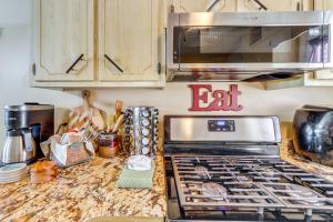 Blue Ridge Lake Townhome about 7 Mi to Scenic Railway!