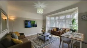 Beautiful 4Bedroom 2Bath Wifi and Free Parking - West Wickham