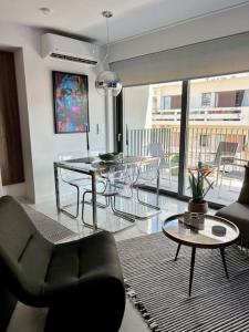 Hermes Studio - In the city just steps to the sea!