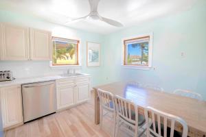 Oceanview, in Village, 20-steps to Path of Best Beach, Tiki-Bar, Free Bikes and Paddle-boards!