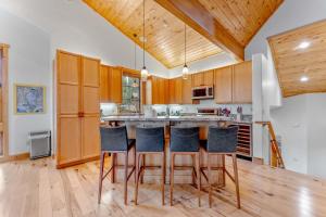 Northstar Hideaway-Private Hot Tub, Shuttle Access