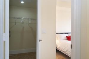Best Price On Whitehall Suites Yonge Eglinton In Toronto Other 46