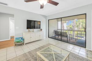 Private Patio, Walk to All! 5min- Siesta Keys Best Beach, 1min- Shopping Dining & Entertainment!