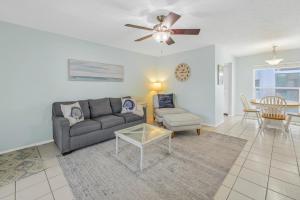 Private Patio, Walk to All! 5min- Siesta Keys Best Beach, 1min- Shopping Dining & Entertainment!