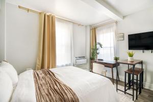 73-1504 Newly Reno Studio UWS Doorman Gym Laundry