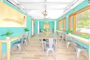 Oceanview Penthouse, in VIllage, 30-steps to Best Beach, Tiki-Bar, Free Bikes and Paddle-boards!