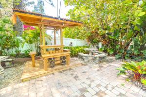 Oceanview Penthouse, in VIllage, 30-steps to Best Beach, Tiki-Bar, Free Bikes and Paddle-boards!