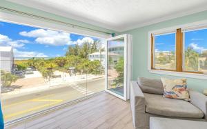 Oceanview Penthouse, in VIllage, 30-steps to Best Beach, Tiki-Bar, Free Bikes and Paddle-boards!
