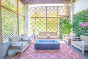 Ocean-Views, Pool, Private Elevator, Covered Patio & Fire-Table, 150 steps to Beach!