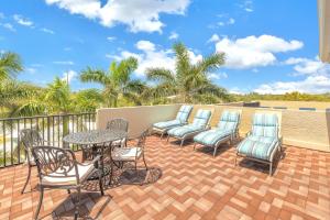 One-of-a-Kind! Pool, Terraces, Ocean-View Rooftop, in Siesta Village at Best Beach!