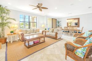 One-of-a-Kind! Pool, Terraces, Ocean-View Rooftop, in Siesta Village at Best Beach!