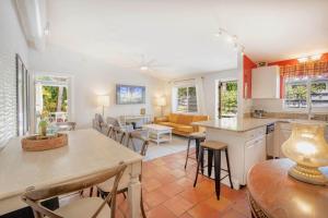 Gertrudes Siesta Village Properties - short walk to best beaches!