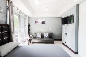 Cubao Manhattan Heights Residential Condo TA4N - Low Floor Studio with Pool & Balcony, 5 Mins Walk to Gateway Mall & Araneta Coliseum LRT MRT Cubao Quezon City - Staycations by SMS