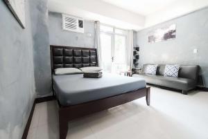 Cubao Manhattan Heights Residential Condo TA4N - Low Floor Studio with Pool & Balcony, 5 Mins Walk to Gateway Mall & Araneta Coliseum LRT MRT Cubao Quezon City - Staycations by SMS