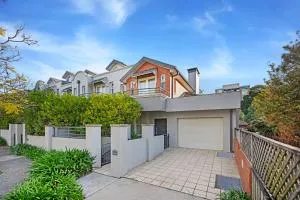 Central Chatswood 2-Level Garden View & 3B2B - Artarmon