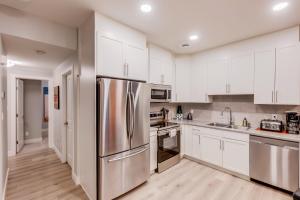 Modern suite near Airport Hospital Henday Town Ctr