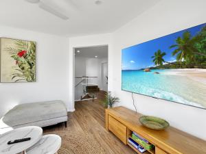 Chic 4-Bed with 3 Living Areas & Alfresco Dining