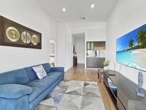 Chic 4-Bed with 3 Living Areas & Alfresco Dining