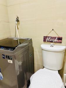 Shore One Bedroom Condo - close to MOA and Ikea with free wifi