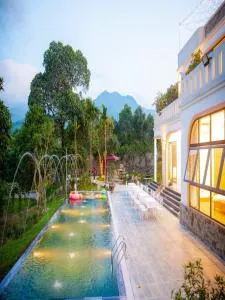 Villa 6 Phòng ngủ - Đầy đủ tiện ích - bể bơi - bàn bi a - Hoà Bình - 和平