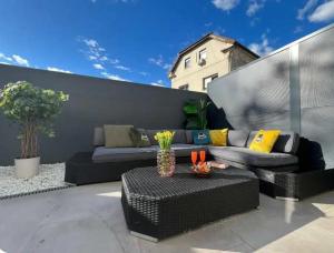 Studio with patio - steps away from Center 