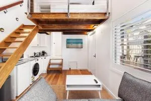 Cosy Loft Apartment in Mermaid walk to Beach - Nobby Beach