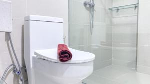 New and Minimalist Stay 2BR at Daan Mogot City Apartment By Travelio