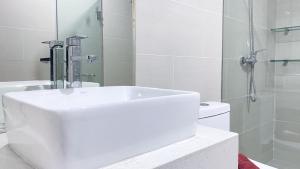 New and Minimalist Stay 2BR at Daan Mogot City Apartment By Travelio