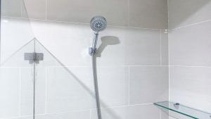 New and Minimalist Stay 2BR at Daan Mogot City Apartment By Travelio