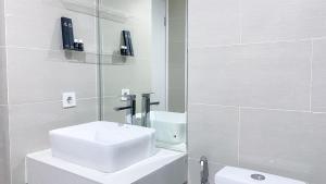 New and Minimalist Stay 2BR at Daan Mogot City Apartment By Travelio