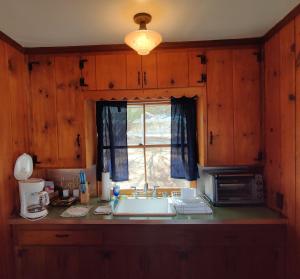 Room 8 - Downtown Joshua Tree Motel - Pet Friendly - Walk to Shops & Visitor Center, Minutes to Park Entrance