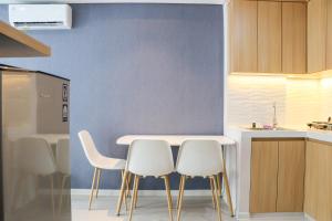 Cozy Stay Studio at 27th Floor Daan Mogot City Apartment By Travelio