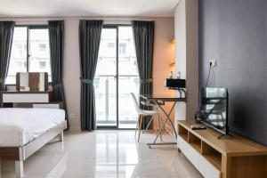 Cozy Stay Studio at 27th Floor Daan Mogot City Apartment By Travelio