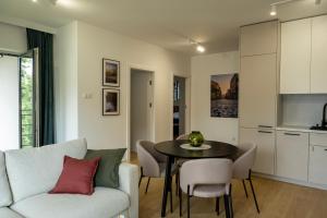 Spacious Apartments with Parking by Noclegi Renters
