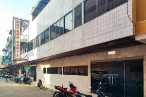 RedDoorz at Hotel Mayang Sari 1
