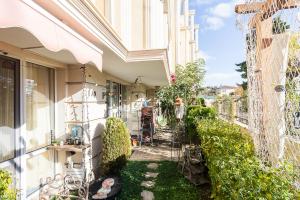 Seaside Apartment with a garden