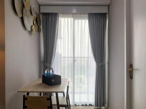Nice and Strategic 2BR at 16th Floor Daan Mogot City Apartment By Travelio